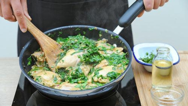 ಕ್ರೀಮಿ ಪಾಲಕ್ ಚಿಕನ್ ರೆಸಿಪಿ (Creamy Palak Chicken Recipe) 7 ಕ್ರೀಮಿ ಪಾಲಕ್ ಚಿಕನ್