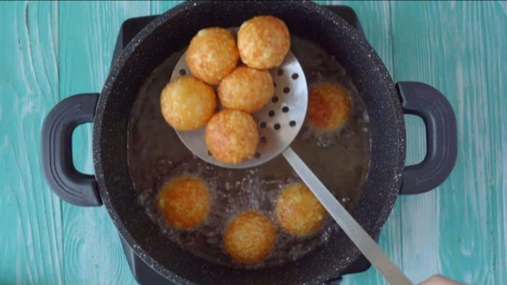 ಪನೀರ್ ಲಾವಾ ಬಾಲ್ಸ್ (Paneer Lava Balls) ಹೊರಗೆ ಕ್ರಿಸ್ಪಿ, ಒಳಗೆ ಚೀಸ್ ಲಾವಾ ತುಂಬಿದ ರುಚಿಕರ ಸ್ನ್ಯಾಕ್ 5 ಪನೀರ್ ಲಾವಾ ಬಾಲ್ಸ್